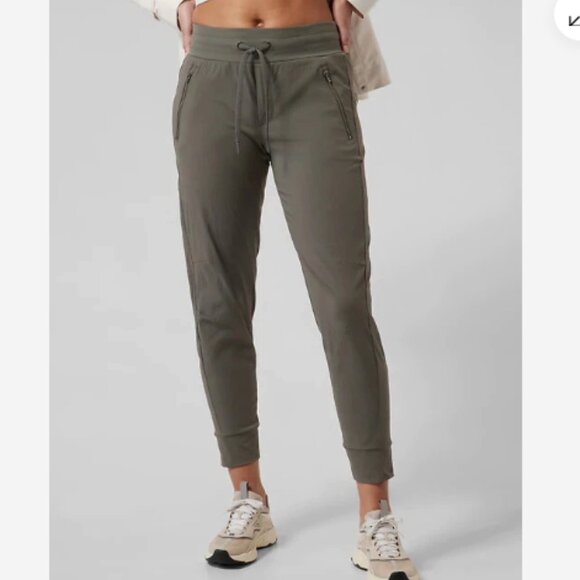 Athleta Trekkie North Jogger in Mountain Olive Green Women's Size 6 - Picture 1 of 7